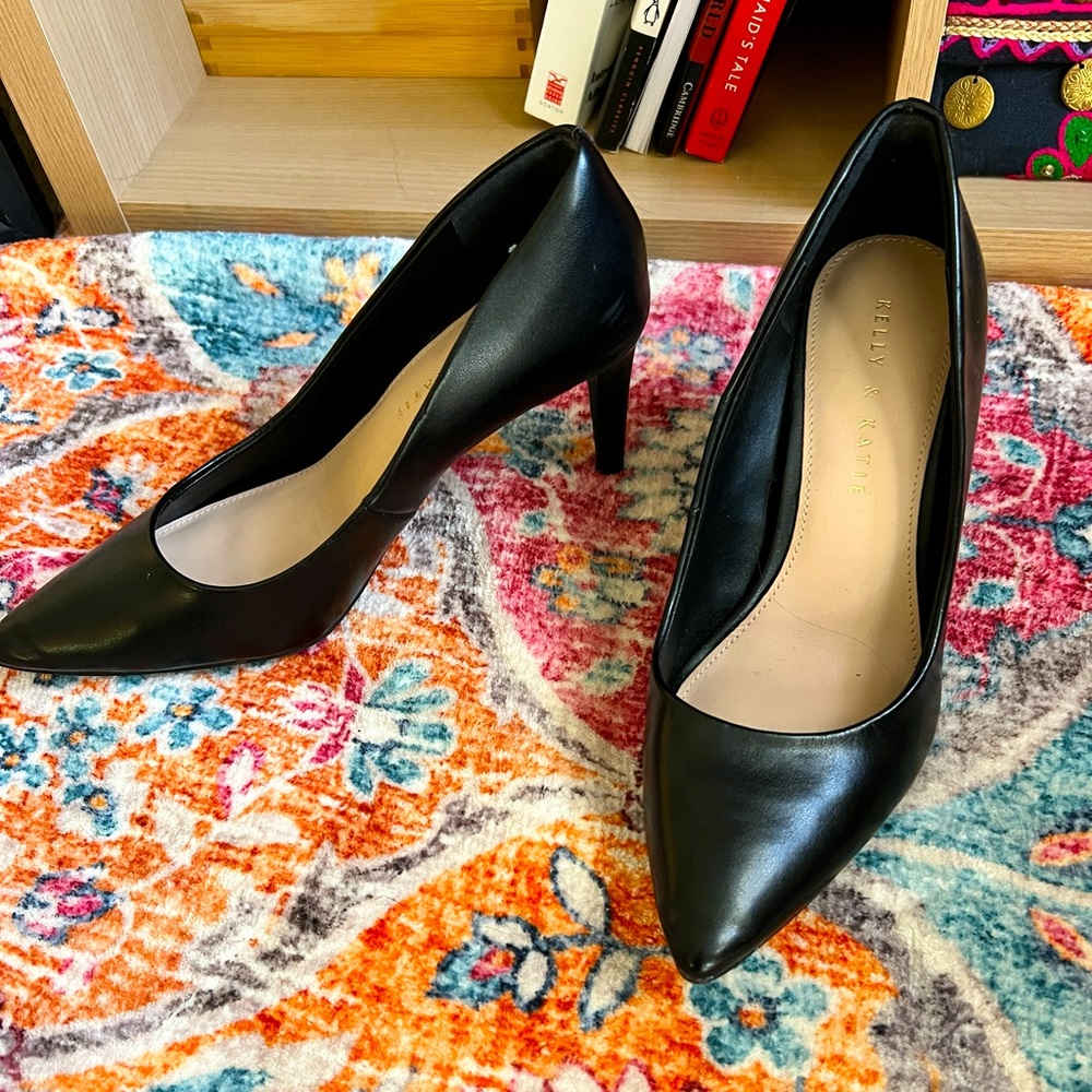 Black pumps